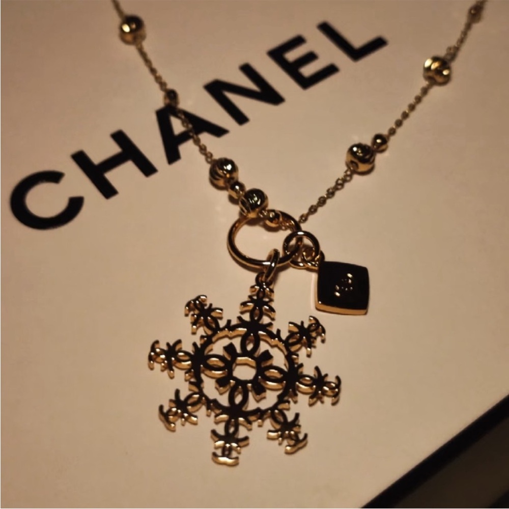 Chanel Beauty Snowflake Charm - Picture 2 of 10